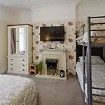 Spacious Modern Ground Floor Apartment, For Up To 6 Guests
