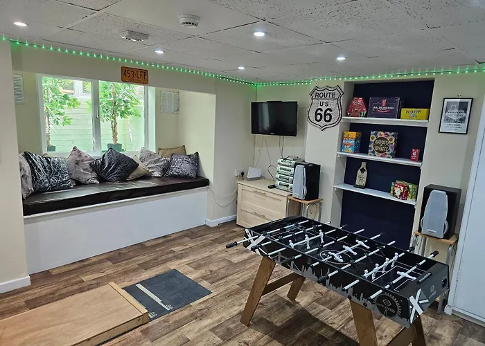 Modern Ground Floor, 2 Bedroom Apartment, With Games, Chill Out Room
