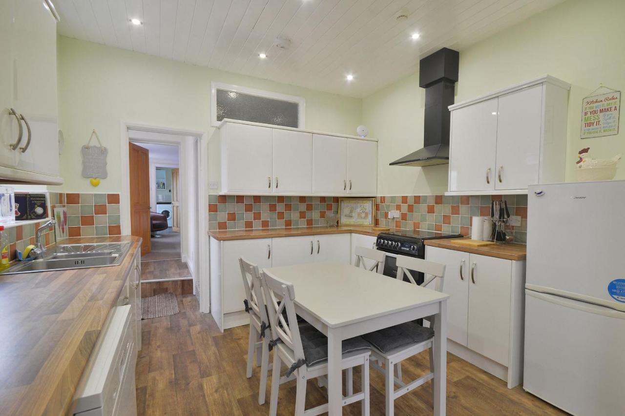 Spacious Modern Ground Floor Apartment, For Up To 6 Guests *