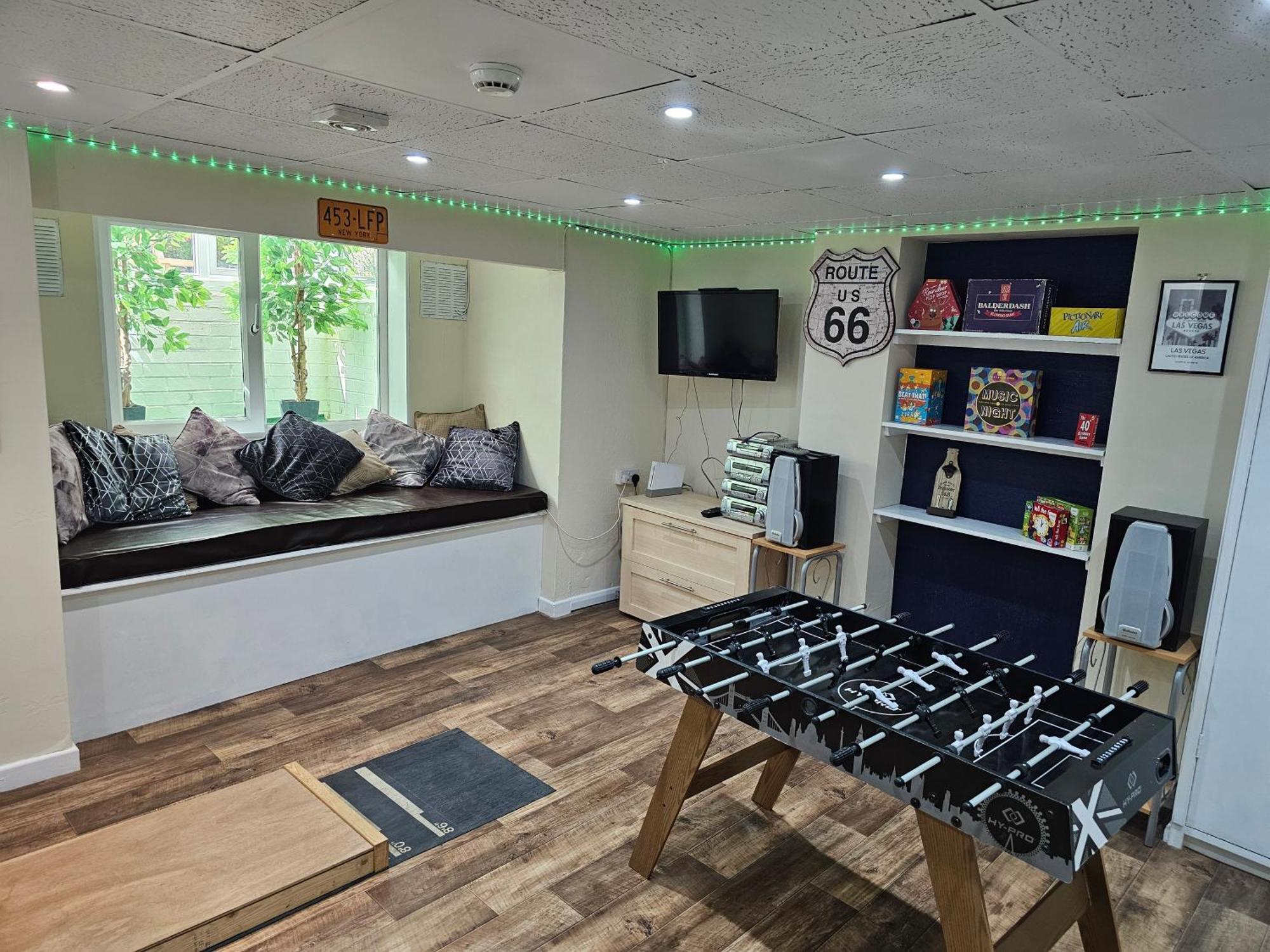 Apartment Modern Ground Floor, 2 Bedroom Apartment, With Games, Chill Out