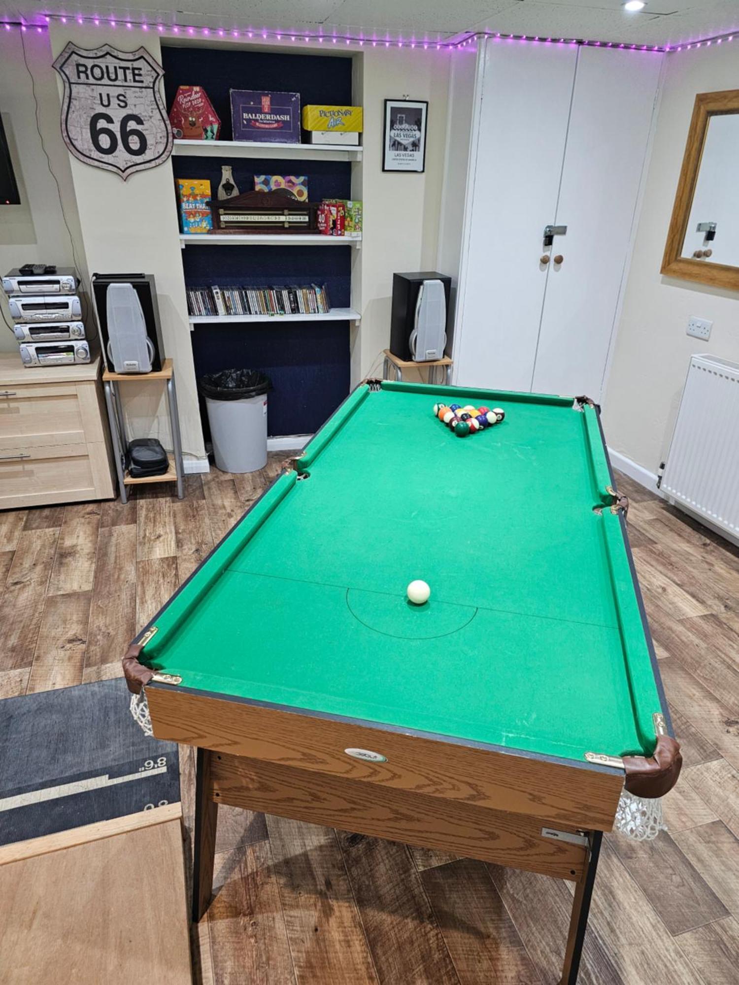 Modern Ground Floor, 2 Bedroom Apartment, With Games, Chill Out Apartment